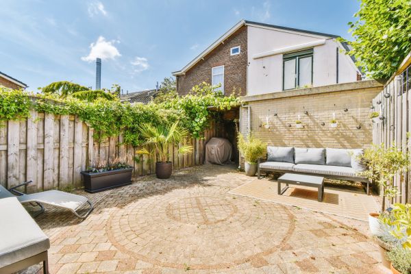 Cost of Courtyard Patio Service in Redmond
